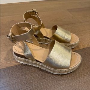 Women’s Soda Sandals Gold Size 7